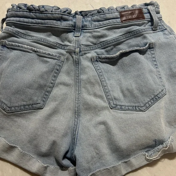Hollister Ultra High-Rise Mom Shorts – Paperbag Waist – Size 25 - Picture 3 of 4